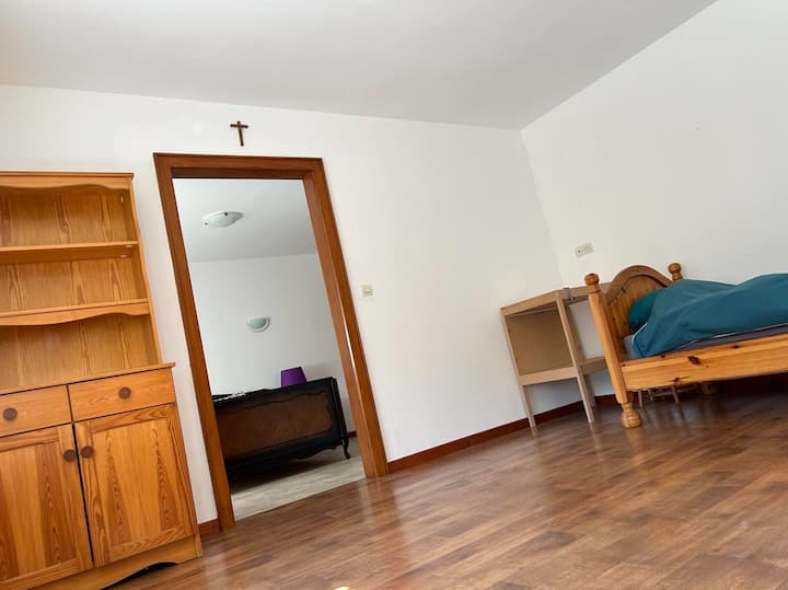 Ერთადგილიანი ოთახი პირველ სართულზე ერთადგილიანი საწოლითა და გარდერობით 