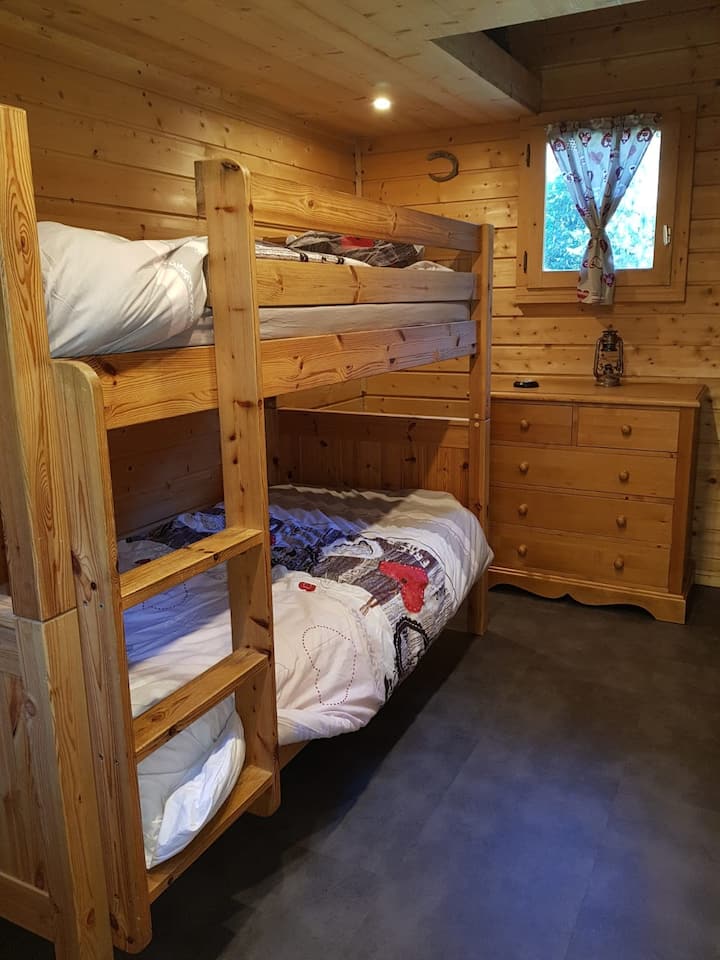 この小さな寝室には2段ベッドがあります。
