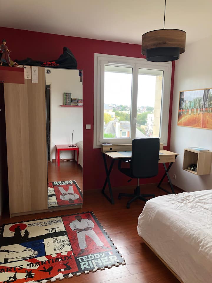 בחדר השינה השני יש שולחן כתיבה. 