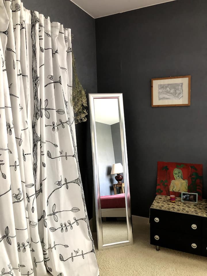 יש מקום לאחסן את הבגדים שלכם במתלה הבגדים שלי. בחדר השינה יש תריסי האפלה ווילונות. 