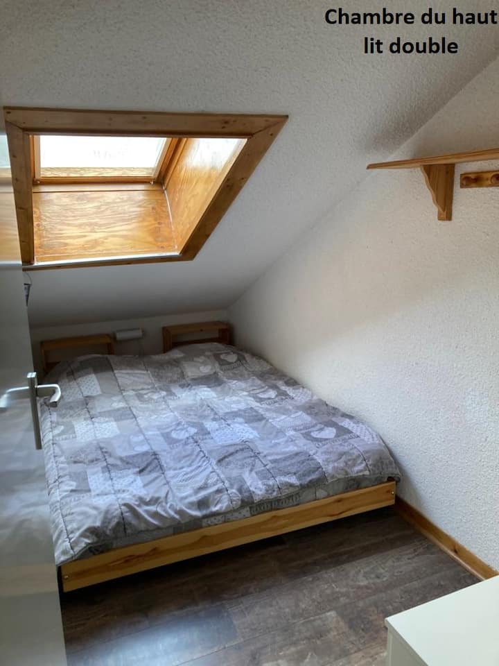 Visoka spavaća soba 1

Bračni kreveti (širine 125-149 cm
Noćni ormarići
Drvena polica za odlaganje 
Kuke

Grijalica

Spavaća soba nalazi se desno od stepenica. Okrenut je prema prostoru za odlaganje ili urednim prekrivačima i jastucima


 