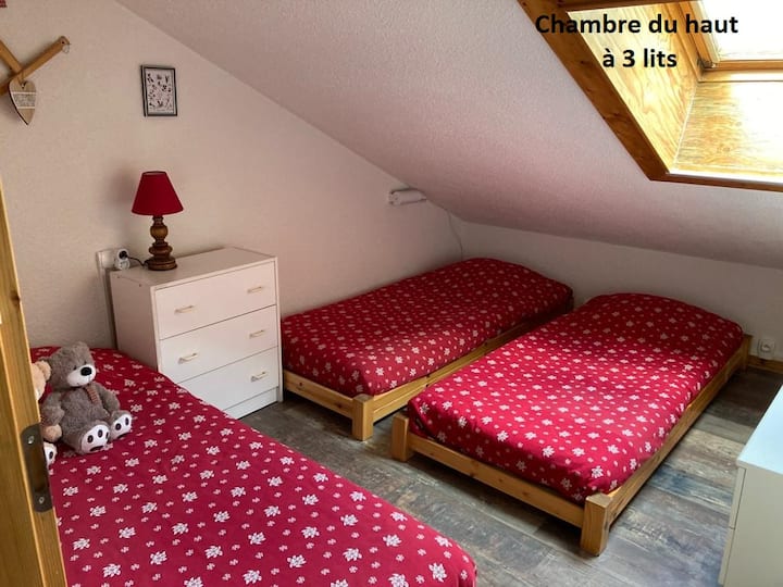 Visoka spavaća soba 2

3x za jednu osobu
3 komode
Električne utičnice sa svakog kreveta

Na prozoru na krovu vidi se spavaća soba 2 za obveze koje se odnose na tako hladnu kondenzaciju.

Soba je okrenuta prema kupaonici, a kupaonica na kraju hodnika