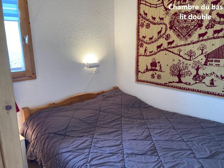 Spavaća soba na katu s bračnim krevetom

Svijetla soba s otvorenim prostorom za odlaganje 
Polica i kuke
Radijatorska grijalica 
Prozor s pogledom na balkon i skijaške staze 