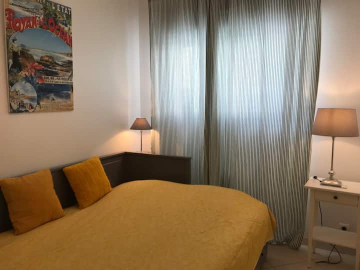 Პირველი სართულის საძინებელი 2 გაშლილი მატრასით, რომელიც 160 × 200 საწოლს ქმნის