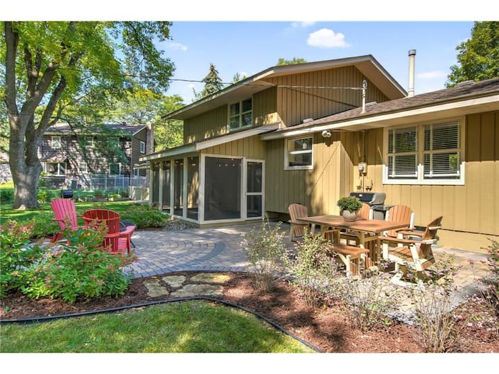 Spacious Retreat In The Midwest - Minnetonka, MN