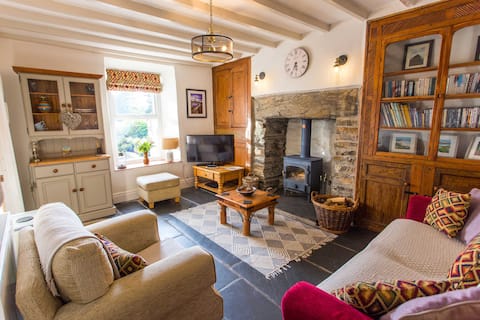 Popular Airbnb listing: Cottage with original features and mountain views. in Tanygrisiau, Bowydd And Rhiw, Cynfal And Teigl, Conglwal, Diffwys And Maenofferen