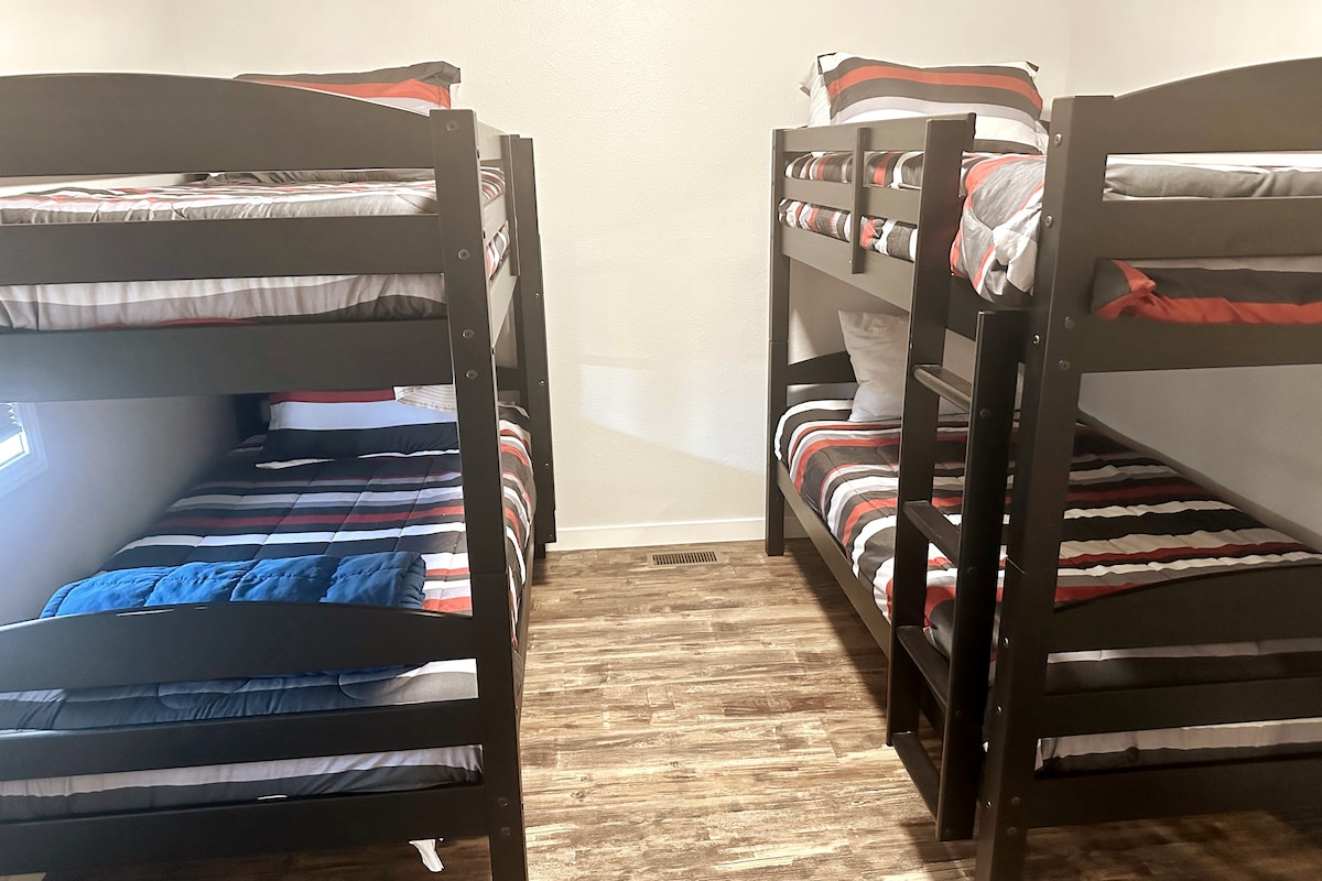 Spavaća soba na kat, za 4 osobe. Kreveti za jednu osobu. Na gornjim krevetima nema odraslih osoba. 