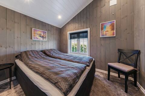 Beach lodge and boat in Eidsvåg (sleeps 4)
