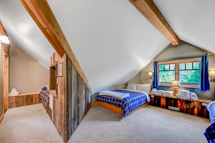 Triple bed room suite - two queens (blues) and a single (far left plaid)