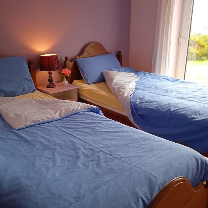 Segundo dormitorio, baño compartido en suite con baño compartido con tercer dormitorio