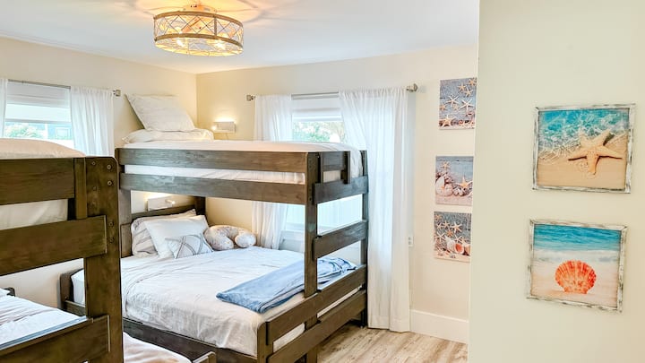 Bedroom 
2 Bunk beds with single top/double bottom