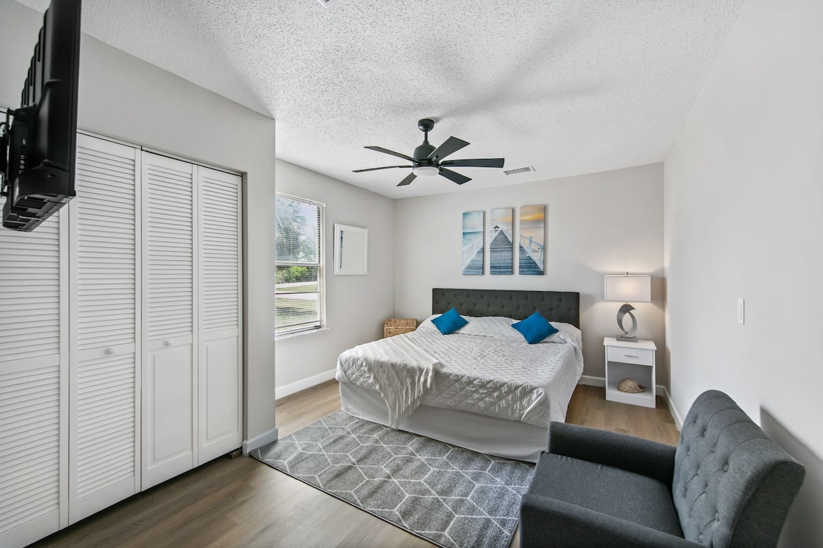 Брачен кревет (широк 150-179 см) во спалната соба 1 и краен стол со телевизор на ѕид и простор во плакарот за облека и обувки. Ако имате повеќе од 8 гости и ви треба дополнителен простор за спиење, распрашајте се бидејќи има место во оваа соба за дополнителен гостин.