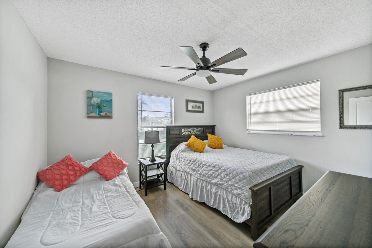 Спална соба 3 со брачен кревет (широк 150-179 см), брачен кревет (широк 180-179 см) и Roku телевизор со доволно простор и целосен плакар со закачалки за облека.