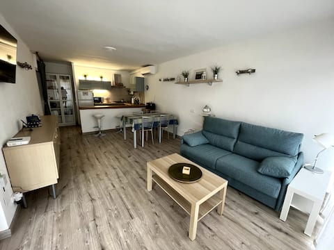 Popular Airbnb listing: Casa Azul - Aro Beach in Castell Platja D'aro