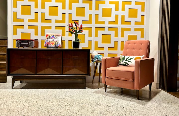 Ეს არ არის მხოლოდ დასასვენებელი სახლი – ეს არის მთელი ატმოსფერო! Spin vinyl კლასიკური turntable როგორც თქვენ unwind შუა საუკუნეების თანამედროვე კომფორტს, როგორც თქვენ გამოწვევას ბავშვები აკრიფოთ up პიცა on rotary ტელეფონი. 