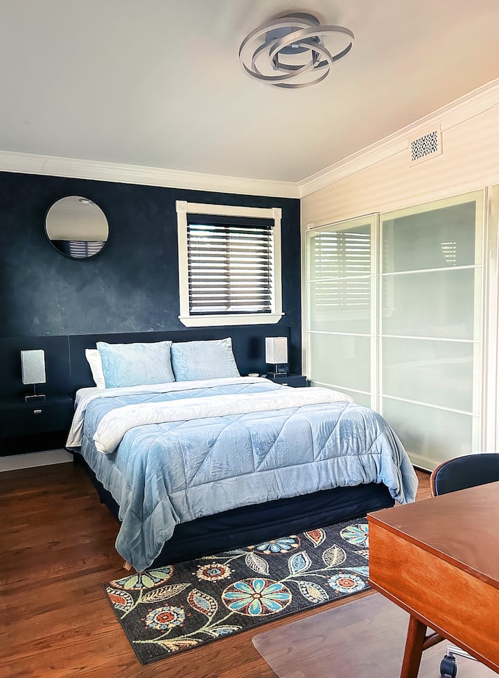 Მოიწყვეთ ციური მოგზაურობა ყოველ ღამე ჩვენს აპოლონის თემატიკის მთავარ საძინებელში, როცა მთვარის შუქის ქვეშ გძინავთ. ✨ 