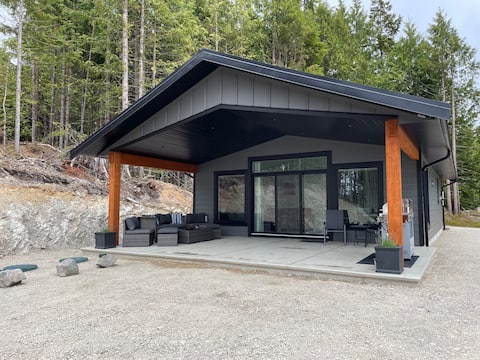 The Rock & Reel Coastal Cabin