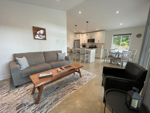 Successful Airbnb property: The Rock & Reel Coastal Cabin in Alberni Clayoquot