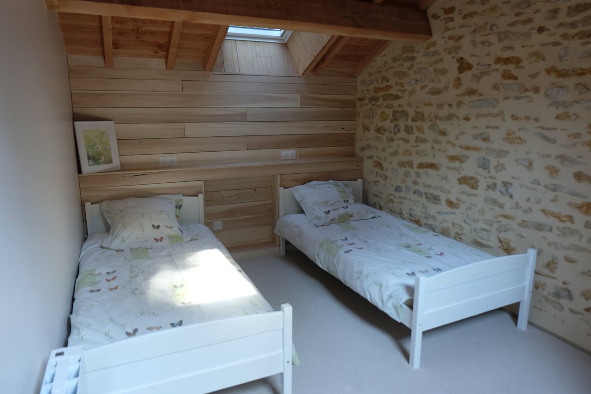 Spálňa na poschodí s dvoma samostatnými lôžkami