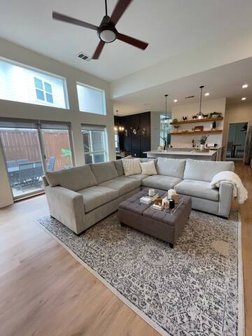 Modern Urban Retreat! gallery image 3