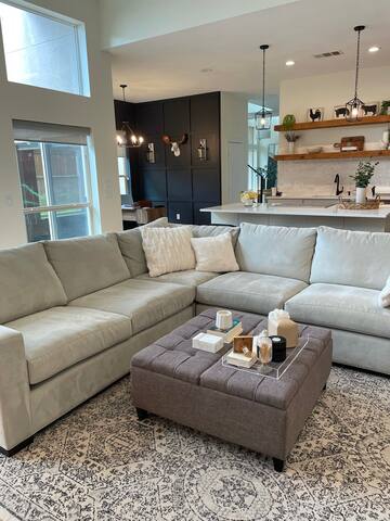 Modern Urban Retreat! gallery image 4