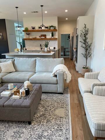 Modern Urban Retreat! gallery image 5