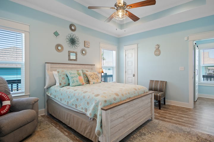 ¡Dormitorio principal con una cama tamaño queen y mucho espacio adicional para niños pequeños o una casa para llevar y jugar si es necesario!