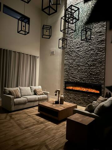 Large modern home by the Strip w/ great amenities gallery image 4