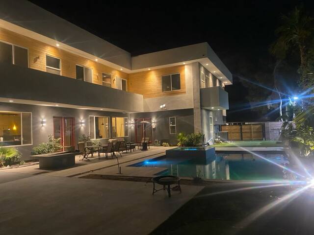 Large modern home by the Strip w/ great amenities gallery image 2