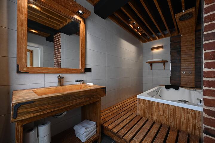 Historic Luxury Dubleks – Jacuzzi & Private Cinema gallery image 4