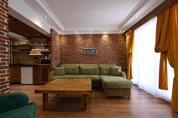 Historic Luxury Dubleks – Jacuzzi & Private Cinema gallery image 5