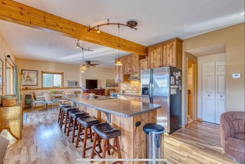 Cozy Holter Lake Getaway