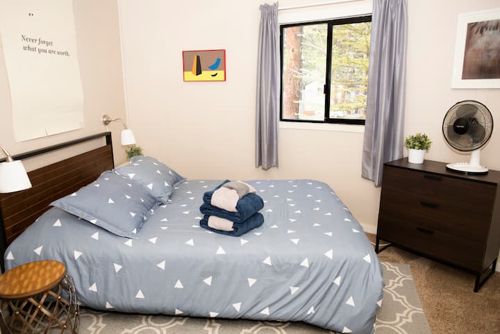 Bedroom with Queen-sized bed (second floor). 