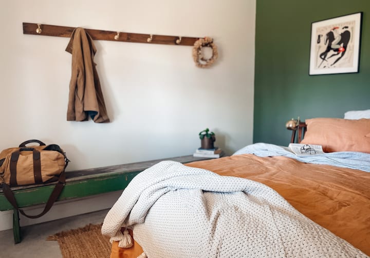 Acogedor con un buen libro y simplemente relájate. Toda nuestra ropa de cama es lujosa ropa de cama francesa para que la experiencia sea un poco más soñadora.