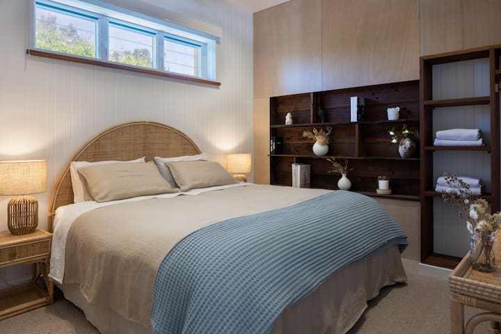 فيلا على ضفاف البحيرة: غرفة نوم ثانية، يمكن إعداد سرير كينج على شكل سرير فردي عند الطلب، وبرانس حمام، ومنشفة حمام وشاطئ، بما في ذلك البياضات الفاخرة.