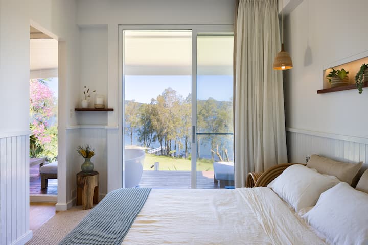 فيلا على ضفاف البحيرة: غرفة نوم بحجم كوين على ضفاف البحيرة، وحمام داخلي مشترك، وإطلالات على البحيرة، وسطح خاص مع حمام خارجي خاص وصالة. 