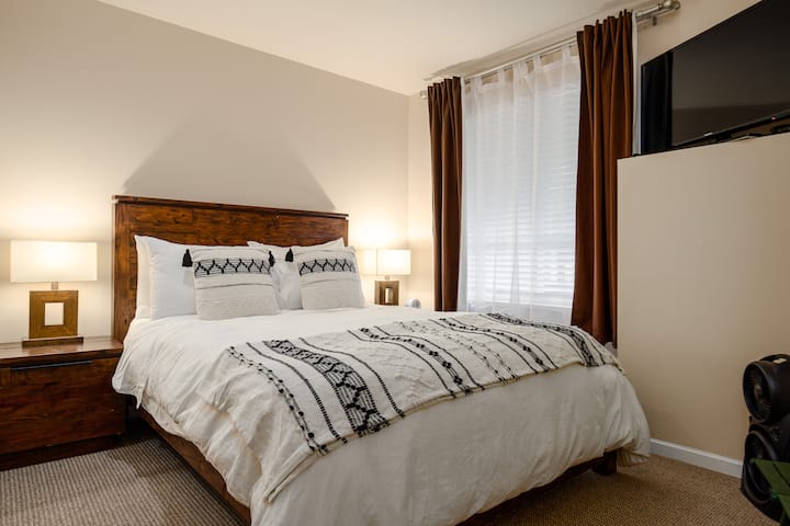 Spálňa má manželskú posteľ.