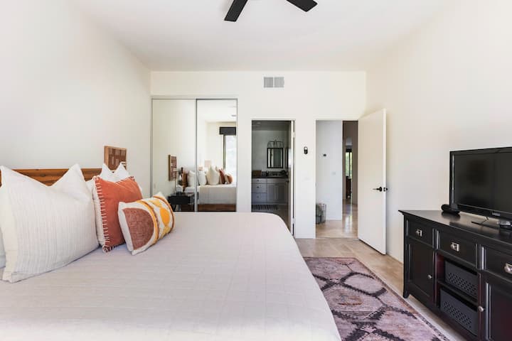 Dormitorio principal tamaño king con TV.