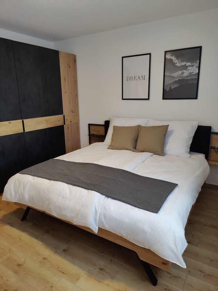 غرفة النوم 1 - 180 × 200