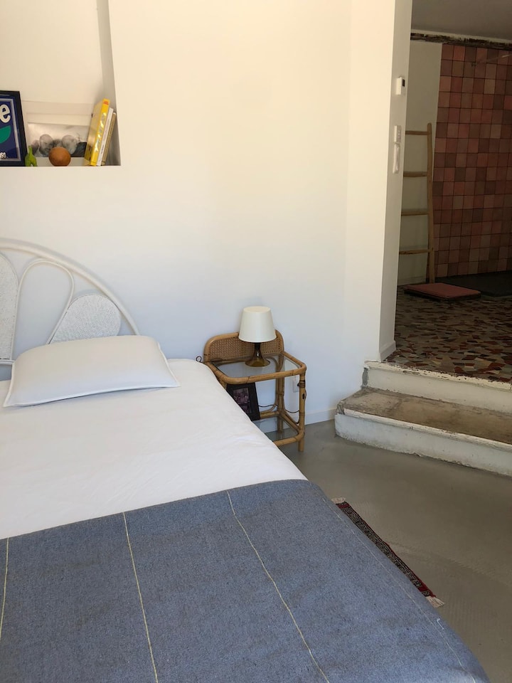 dhomë gjumi kryesore me banjë ngjitur
Dhoma e gjumit ka një dritare në tarracë me pamje nga pishina