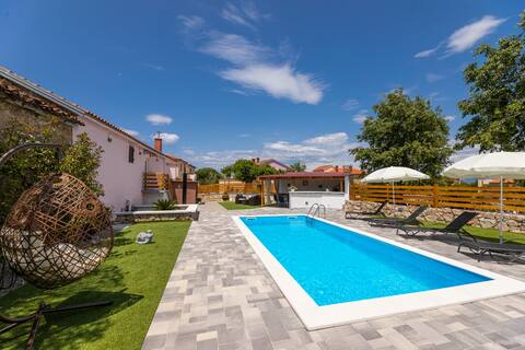 Holiday House Meri With a Heated Pool