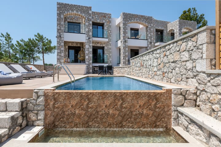 Seaesta Villas with Private Pool / Up to 12 People