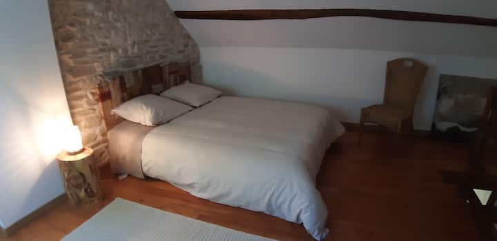 прва спална соба на мезанинот со 140 кревета и складиште. 