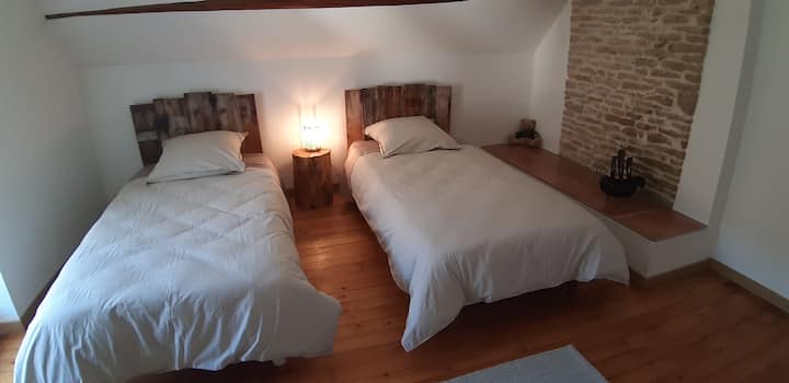 втората спална соба во континуитет од мезанинот со 2 кревета од 90 и складиште.