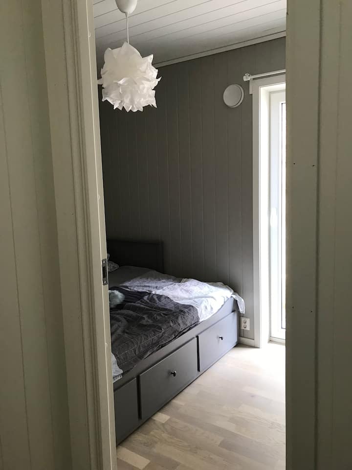 Спалня на 1 етаж. Единично легло, което излизате на двойно легло с 3 дълбоки чекмеджета за съхранение.