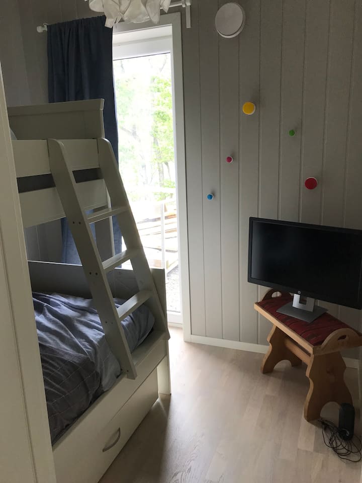 Двуетажното легло е 120 см надолу и 90 см над него.