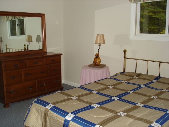 เตียงควีนไซส์ใหม่ชั้น 2 พร้อมพื้นที่ตู้เสื้อผ้ากว้างขวาง