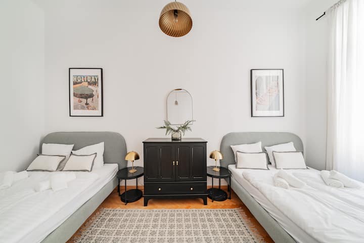 غرفة نوم بسريرين مزدوجين بحجم كينغ.