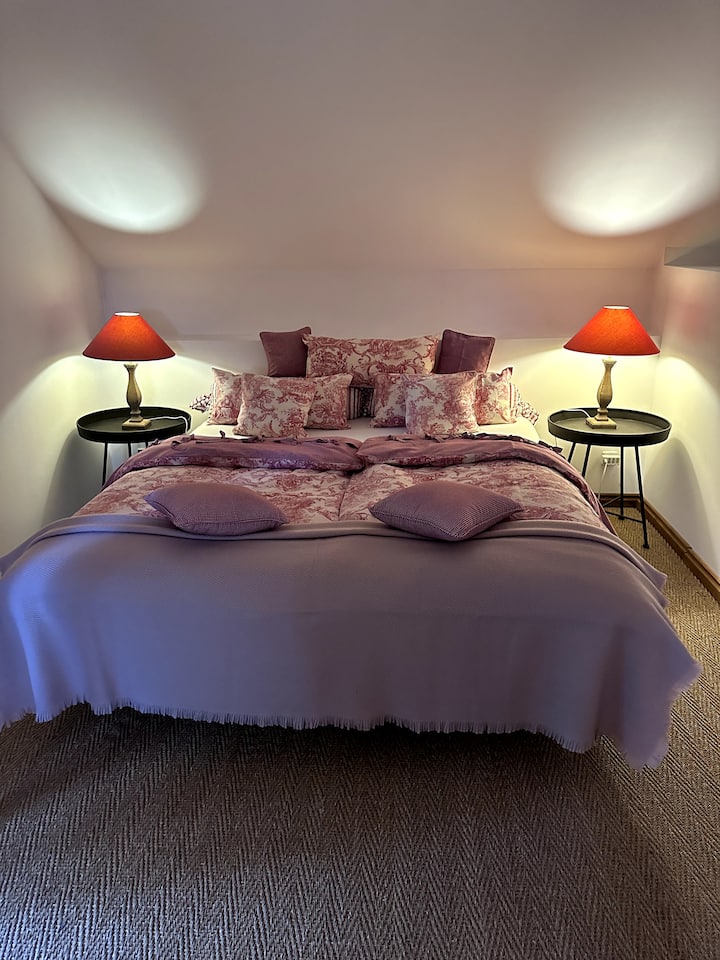 Dormitorio 1 con cama doble tamaño king.