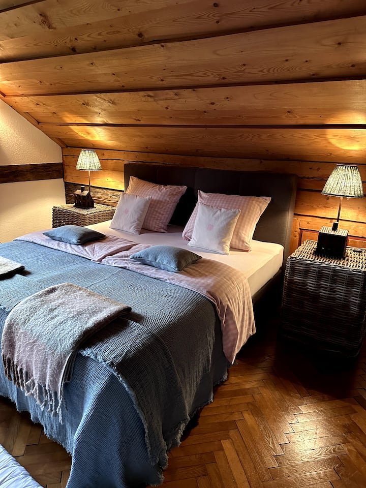 Dormitorio 4 con cama de somier tamaño king